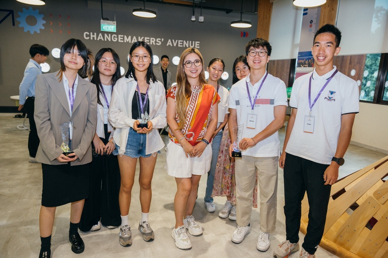 Ms. Faye Lo, Founder of the Singapore Good Soil Foundation, the initiator of this program, with award winners